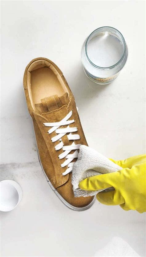 10 idee su come pulire le scarpe scamosciate .